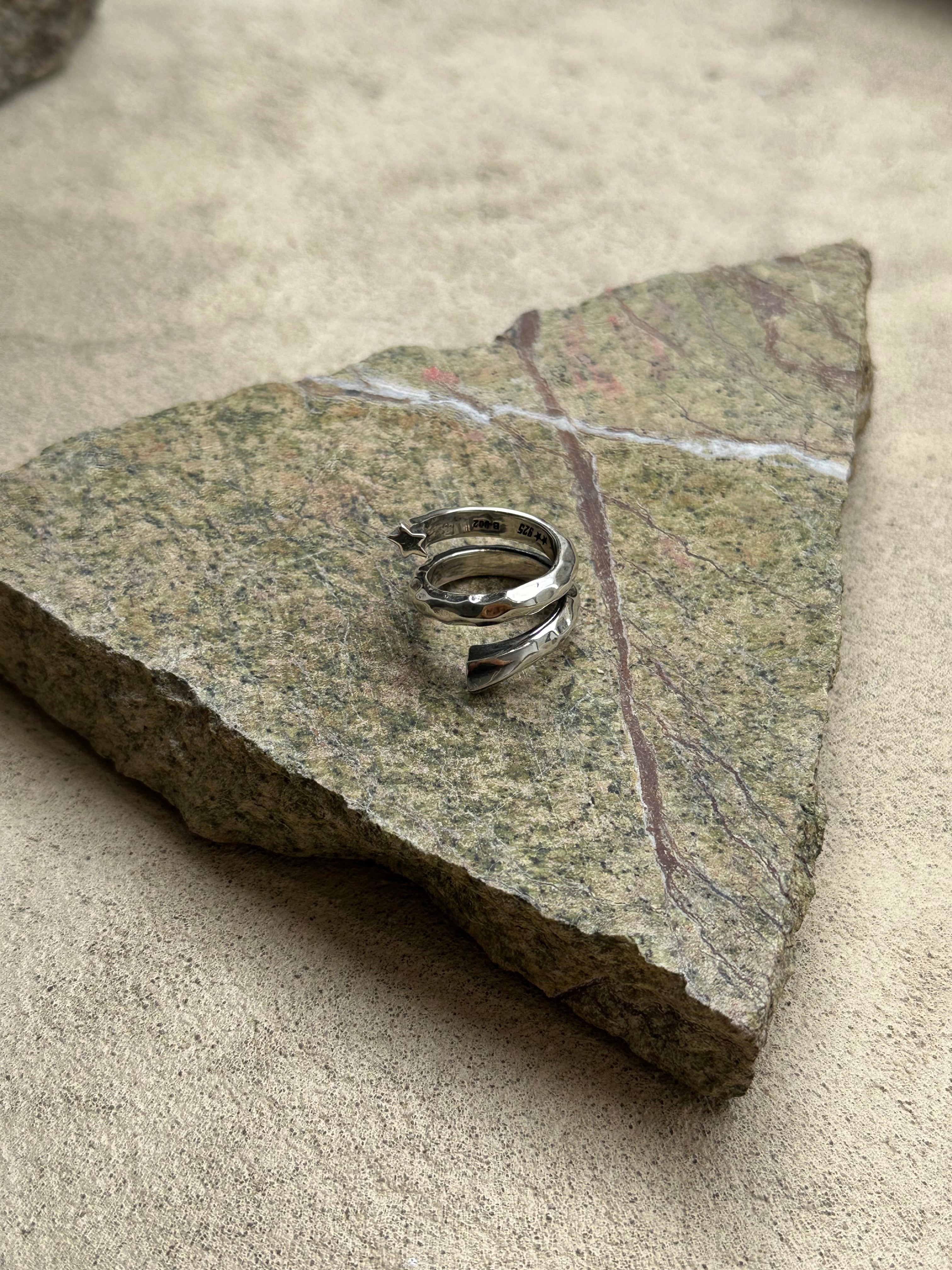 TWOJEYS TWISTED ICON RING