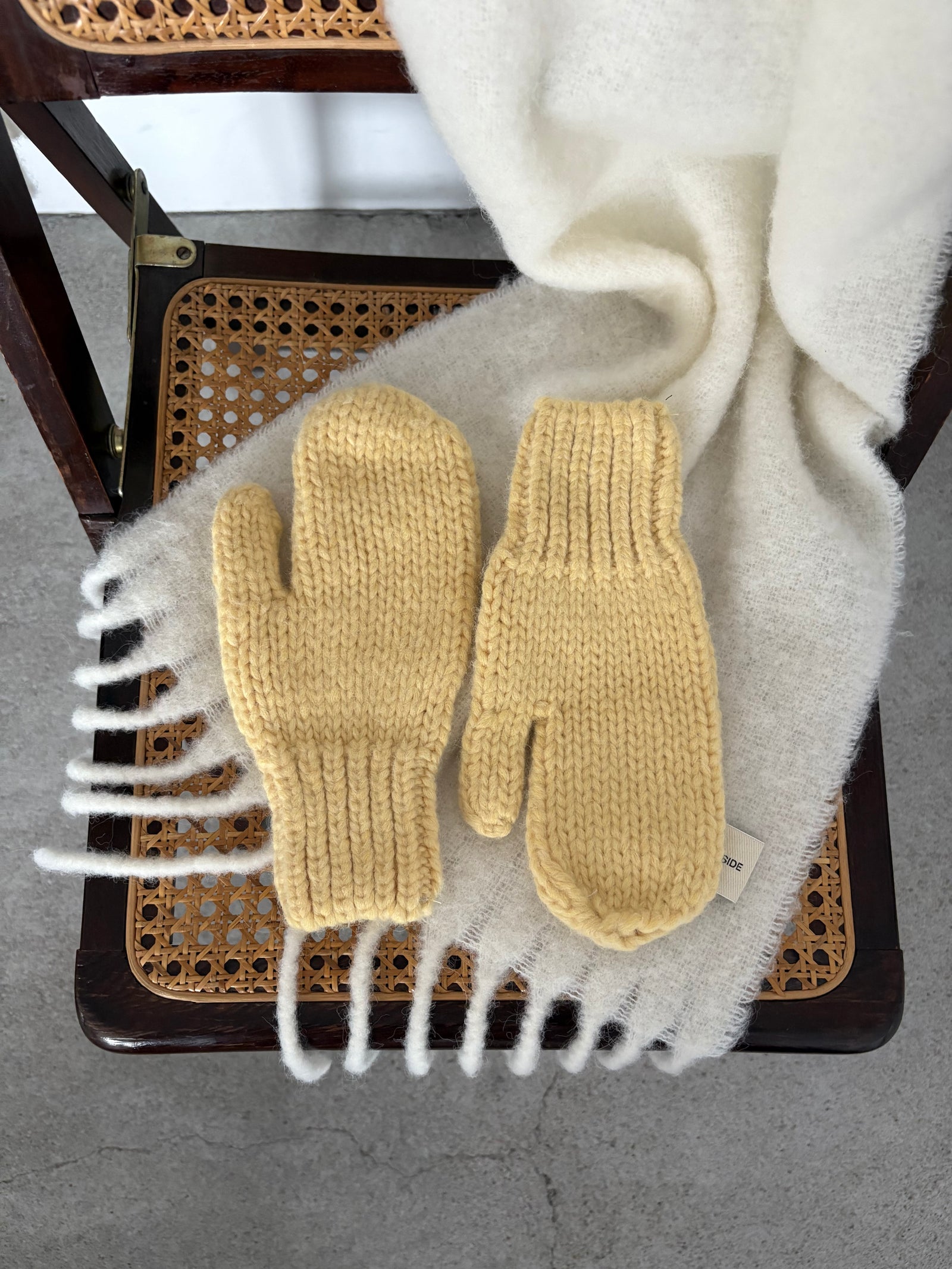 RĘKAWICZKI WEŁNIANE SNUG YELLOW