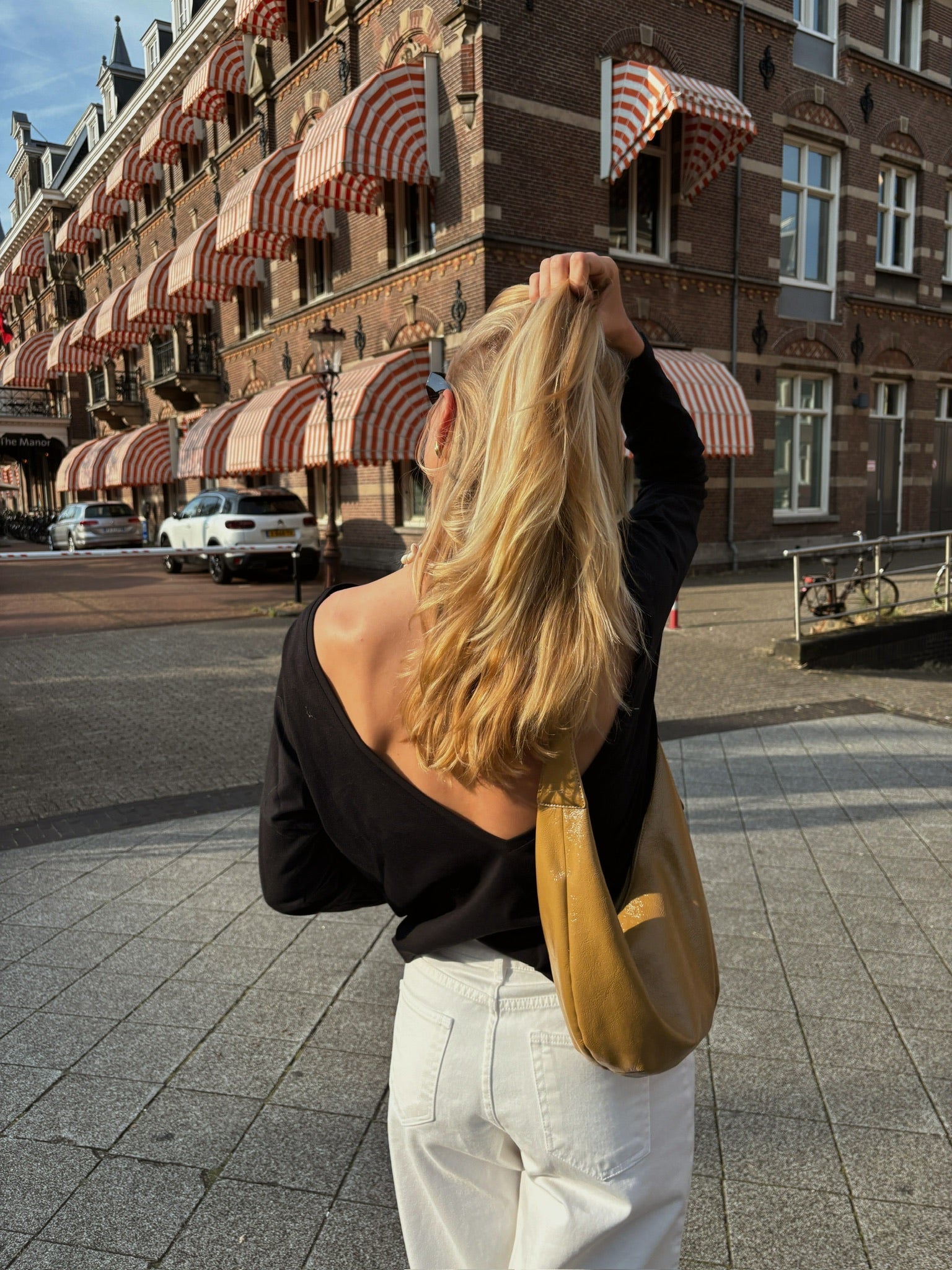 LONGSLEEVE V-BACK  CZARNY